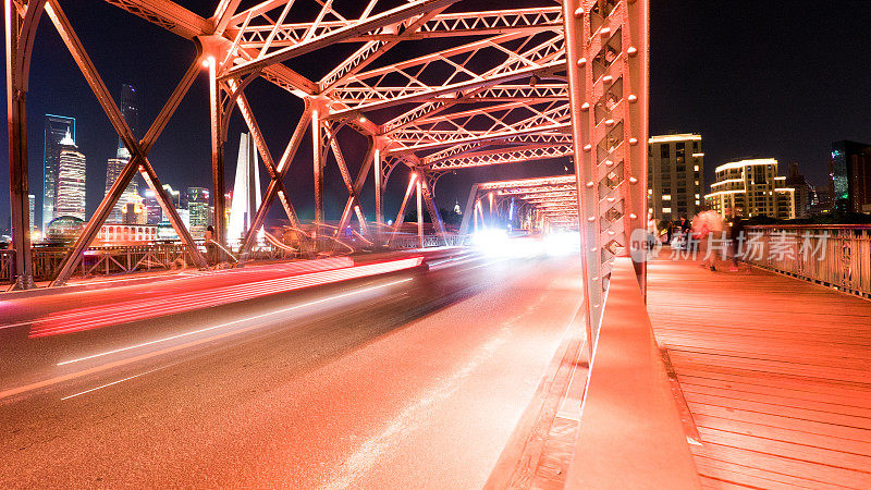 钢框架桥夜间交通