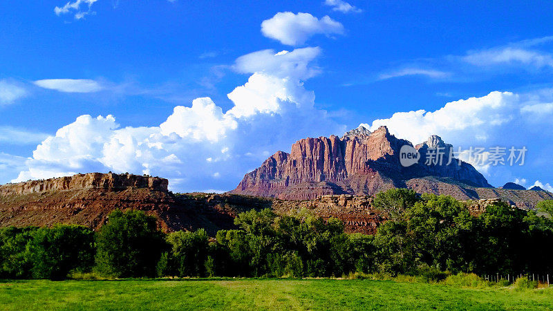 风雅的彩色照片的牧场和戏剧性的云景山Kinesava在锡安国家公园犹他州