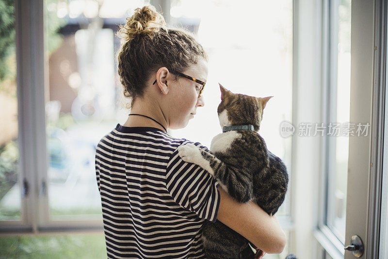 一个女孩抱着她的猫