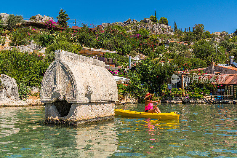 沉没的城市里的石棺。Kekova。