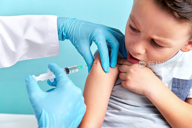 儿科医生正在给孩子接种疫苗。