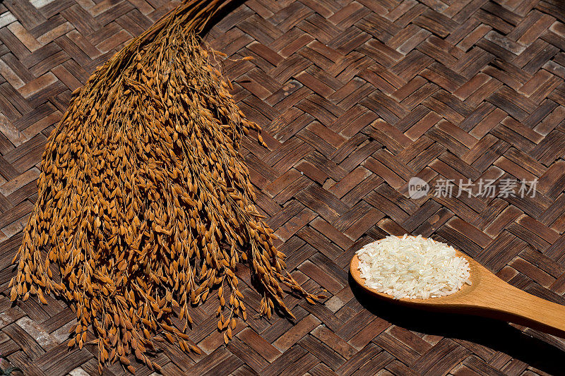 香米、木碗米、印度香米、以木地板为背景的大米。