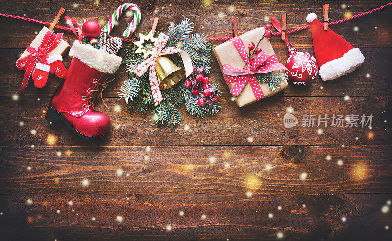 节日背景与圣诞礼物，圣诞老人配件和装饰晾衣绳