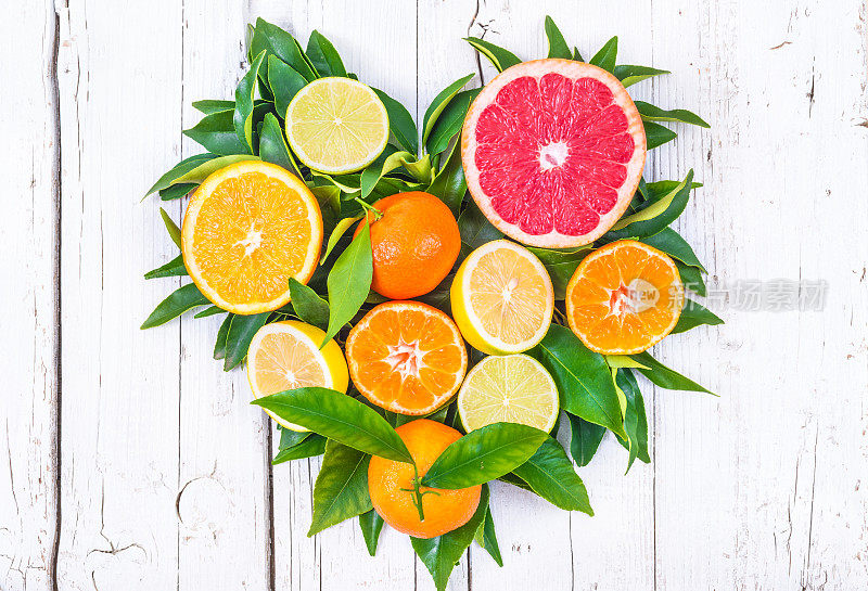 柑橘类水果心脏维生素C的白色背景。