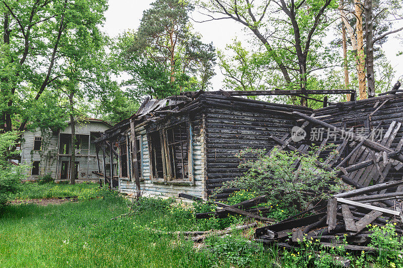 废弃的烧毁的木屋