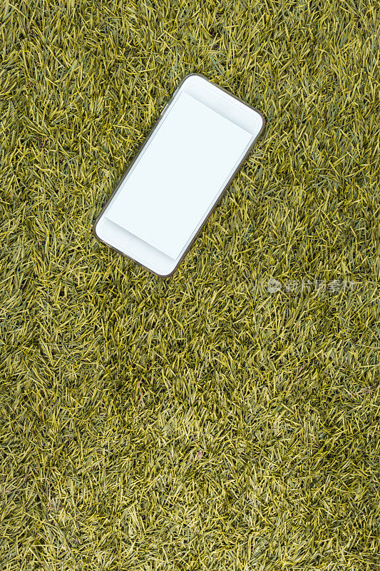 模拟手机上的人造草做成橙色，俯视图，高角度背景，空白白色屏幕
