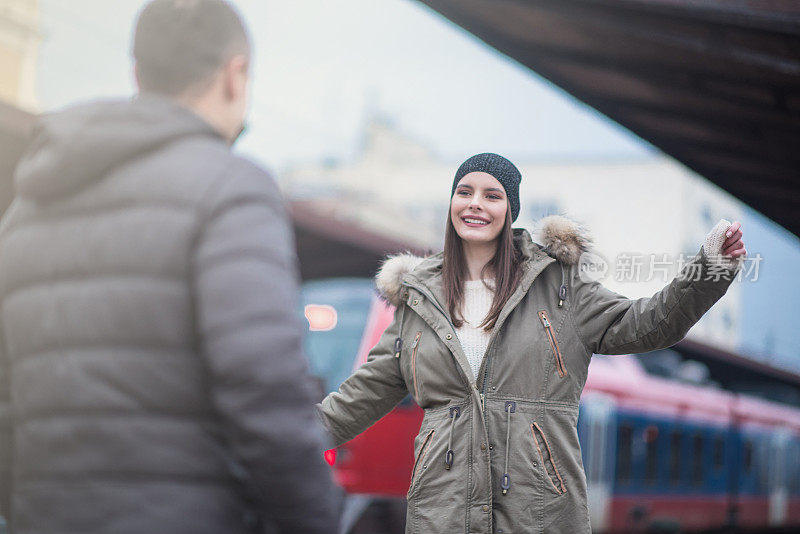 在火车站的女人走向那个男人去拥抱他