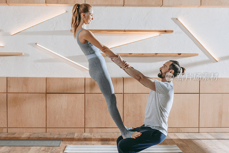 一对中年夫妇在训练班一起练瑜伽