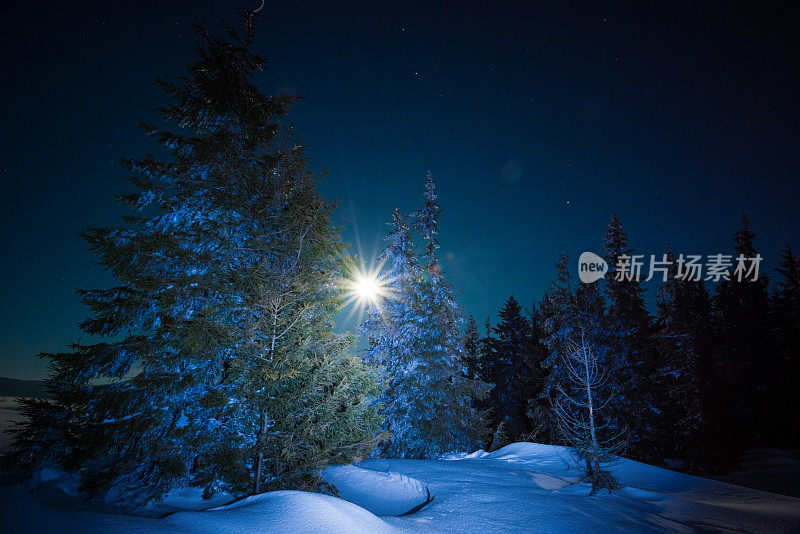 雪山里的夜月