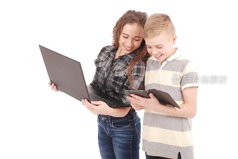 两个孩子在平板电脑和笔记本电脑上玩和上网。