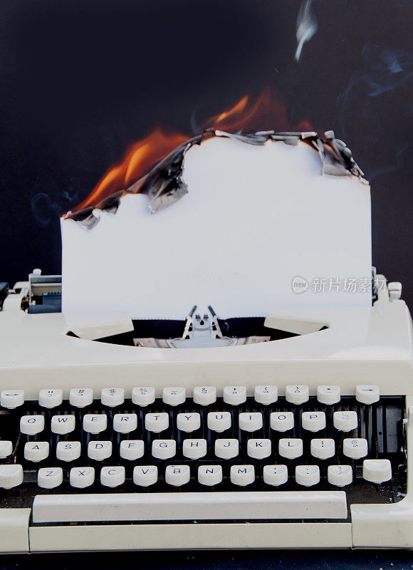老式打字机与燃烧纸副本空间