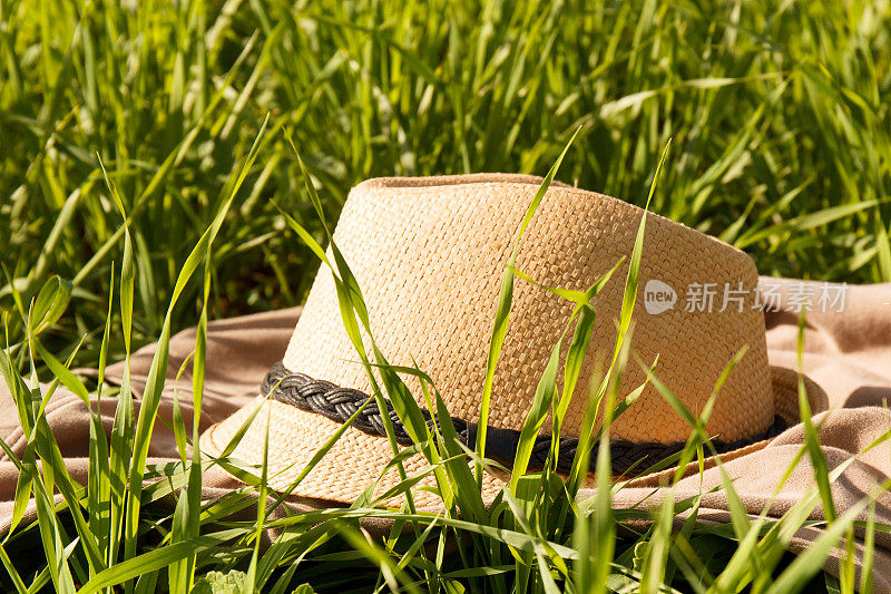草帽在草地上