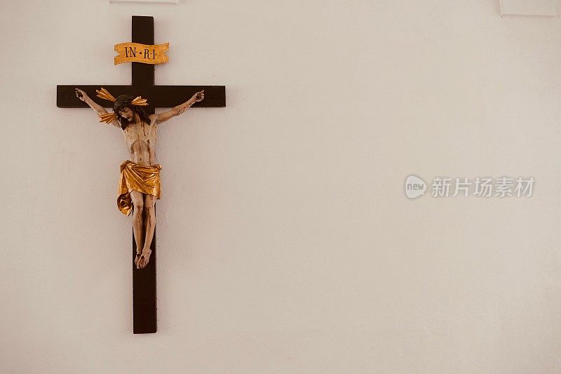 木制十字架上的耶稣基督雕像