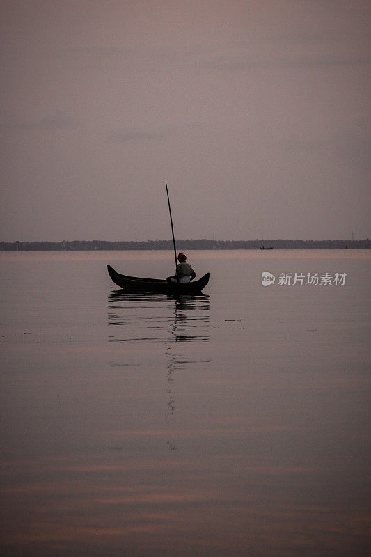 喀拉拉邦夕阳下的当地渔民