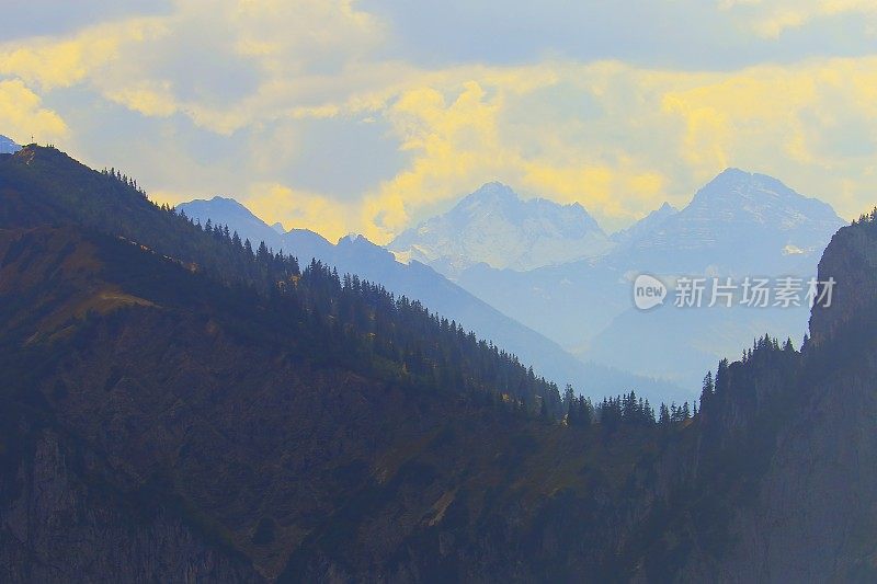 卡文德尔松林山，秋天的巴伐利亚阿尔卑斯山-德国富森