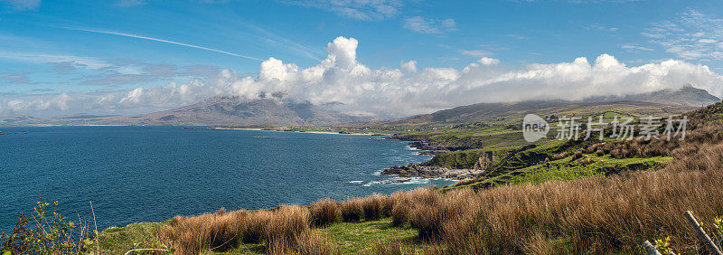 美丽的爱尔兰海岸线，在一个阳光明媚的日子，蓝天附近的戈尔韦