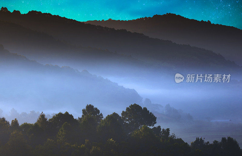 全景清迈自然景观与银河天空在泰国