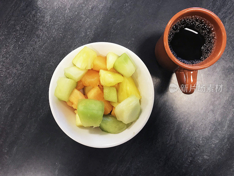 早餐用水果盘配咖啡