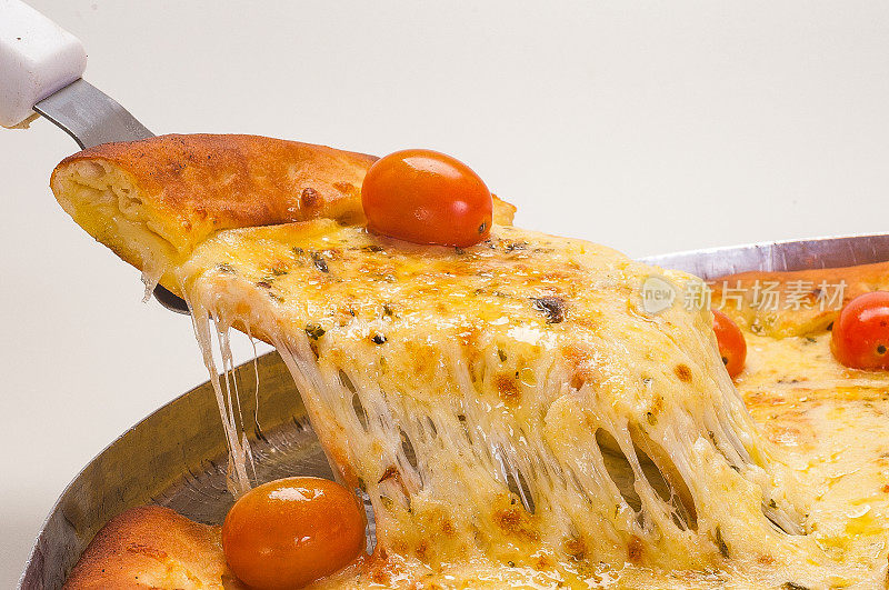 一片热披萨配上融化的马苏里拉奶酪