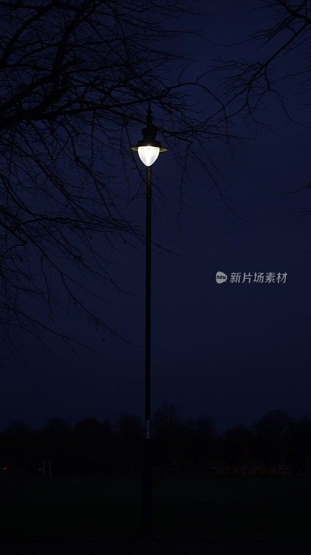 夜晚的街灯