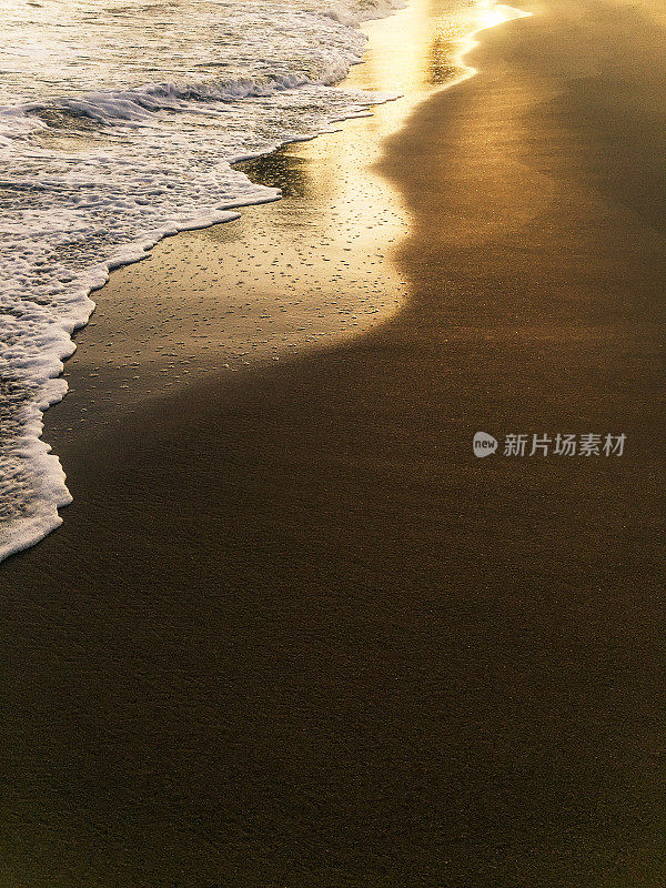 夏威夷海滩上的金色沙滩和浪花