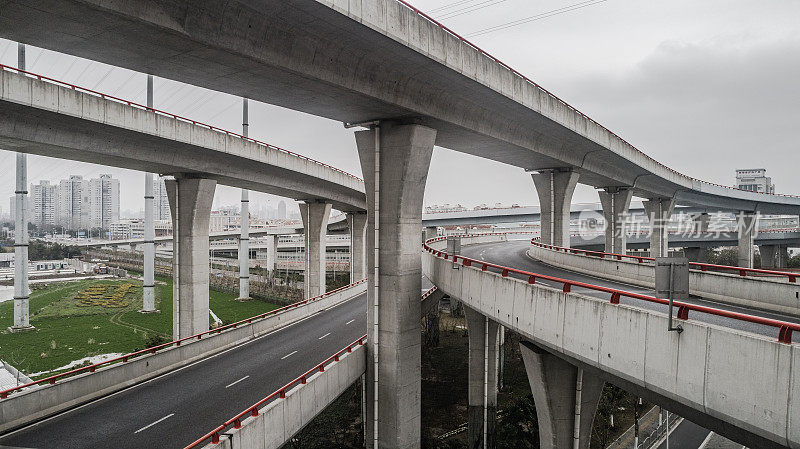 多云天气城市公路和立交桥鸟瞰图