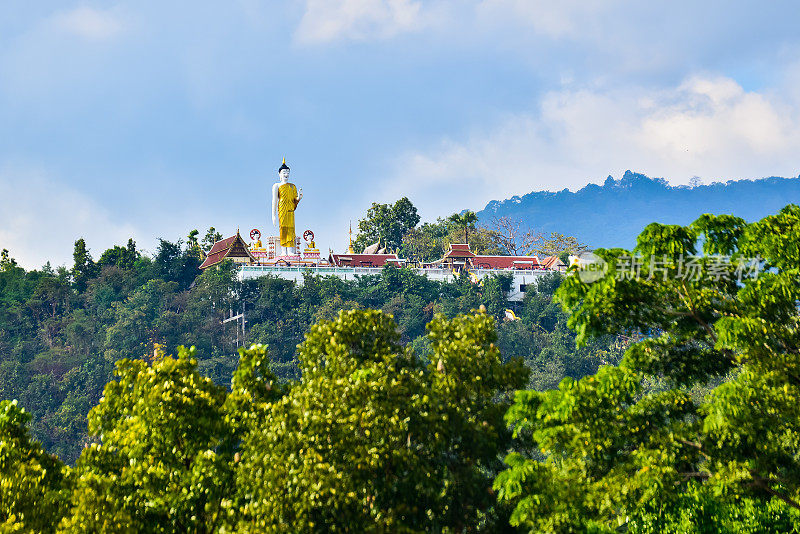 居康寺位于清迈省的山上，这是一座美丽的寺庙，在山上以山为背景，供游客游览。