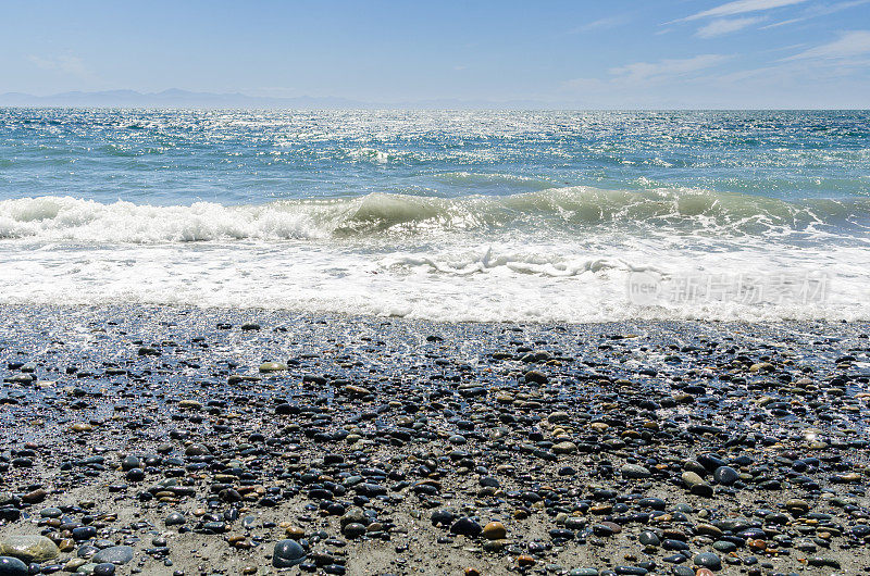 卵石滩上的浪花
