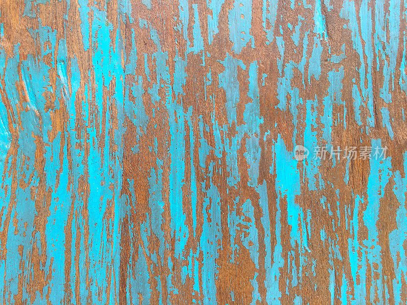 油漆剥落成蓝色的旧木头