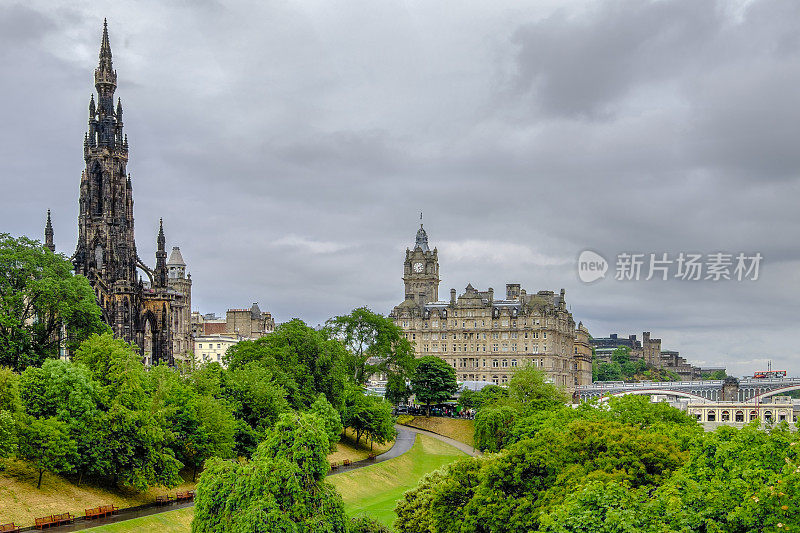 俯瞰苏格兰首府爱丁堡老城，自1999年以来被联合国教科文组织列为世界文化遗产;左边是斯科特纪念碑，建于19世纪40年代，是为纪念苏格兰作家沃尔特·斯科特爵士而建的维多利亚哥特式纪念碑