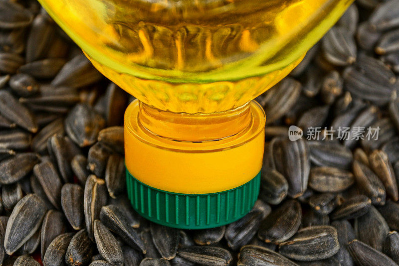 透明的葵花籽瓶与葵花籽油堆