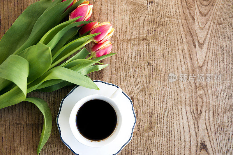 郁金香花和咖啡