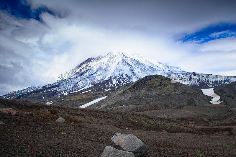 山地景观:在阳光明媚的日子里观看可拉斯基活火山。俄罗斯远东堪察加半岛Koryaksky-Avachinsky火山群