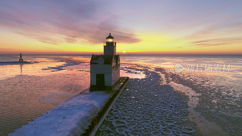令人惊叹的鸟瞰图寒冷的冬天日出在密歇根湖。