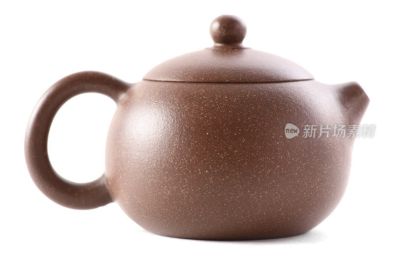 茶道用的小茶陶茶壶，孤立在白色的背景上