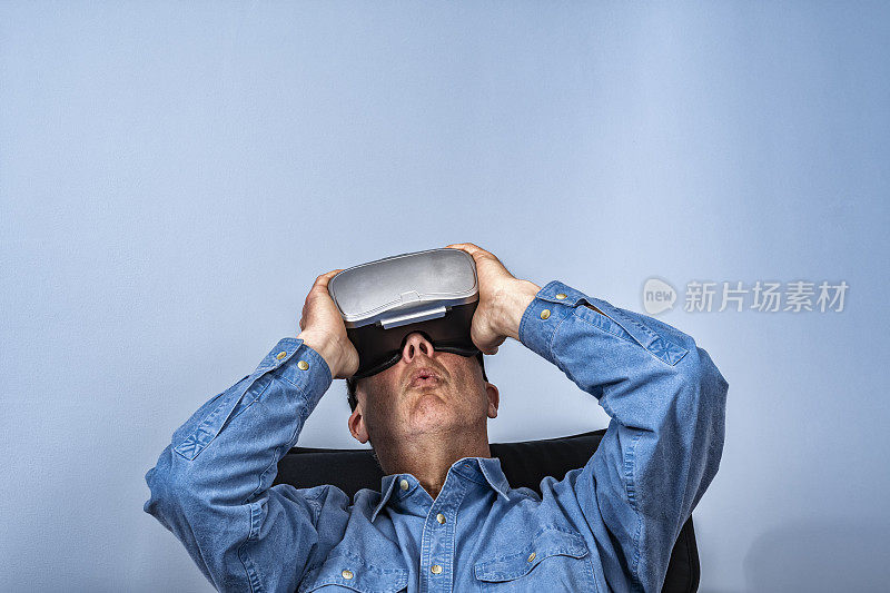中年男子使用虚拟现实耳机-怀疑