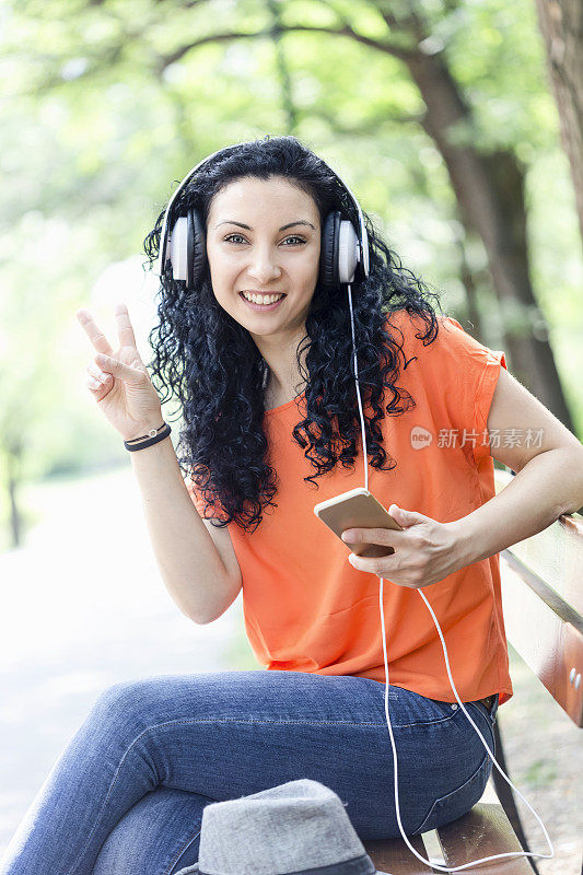 年轻女子在用智能手机听音乐