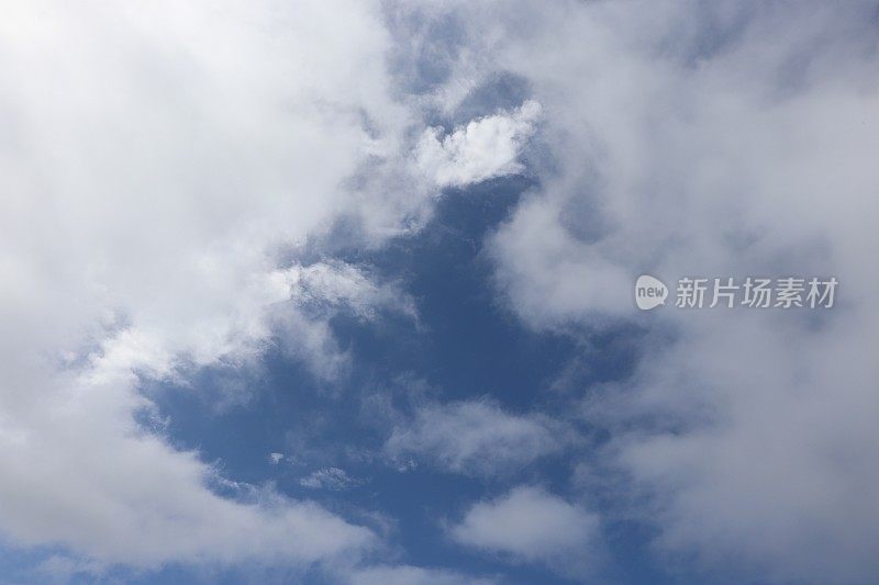 云景:接近蓬松的白色积云对蓝色的天空