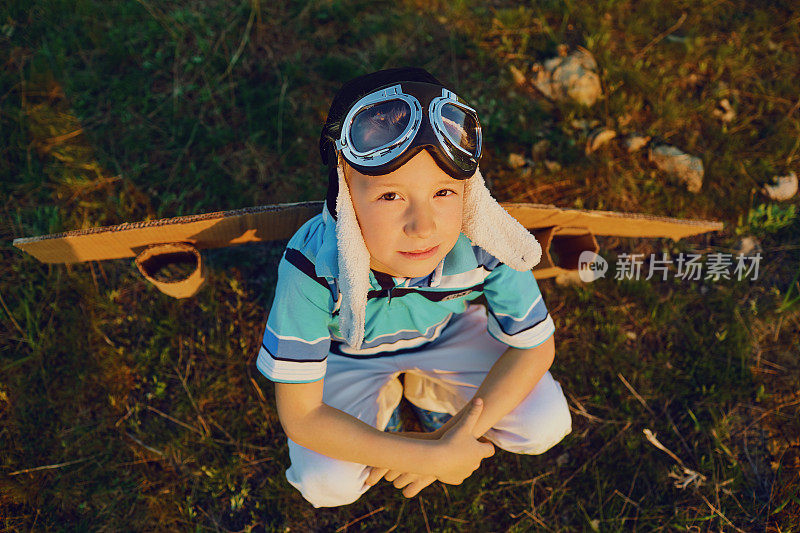 少年与玩具飞机在自然日落