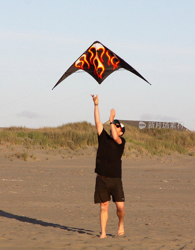 在海滩上放风筝