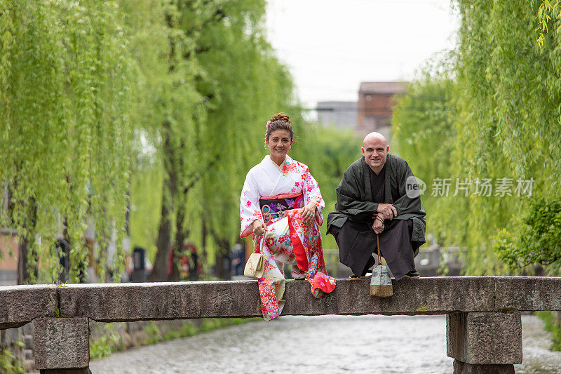 一对外国夫妇在日本旅游