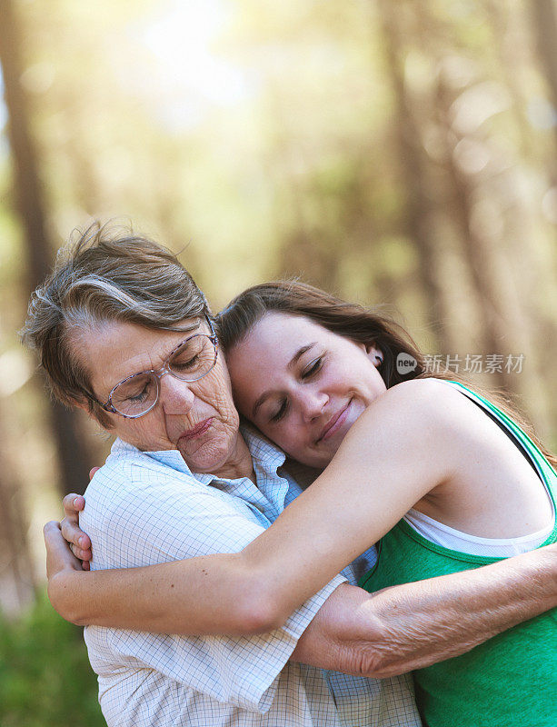 孙女给惊奇的祖母一个深情的拥抱