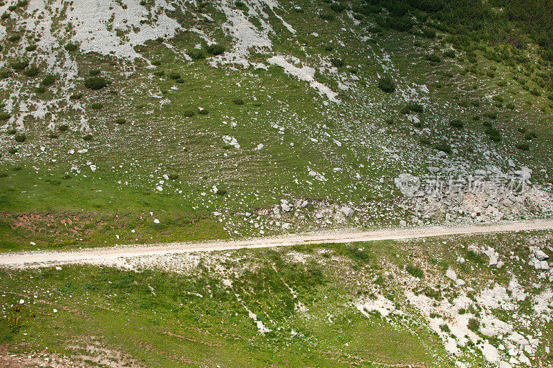 夏天高山中的乡间小路