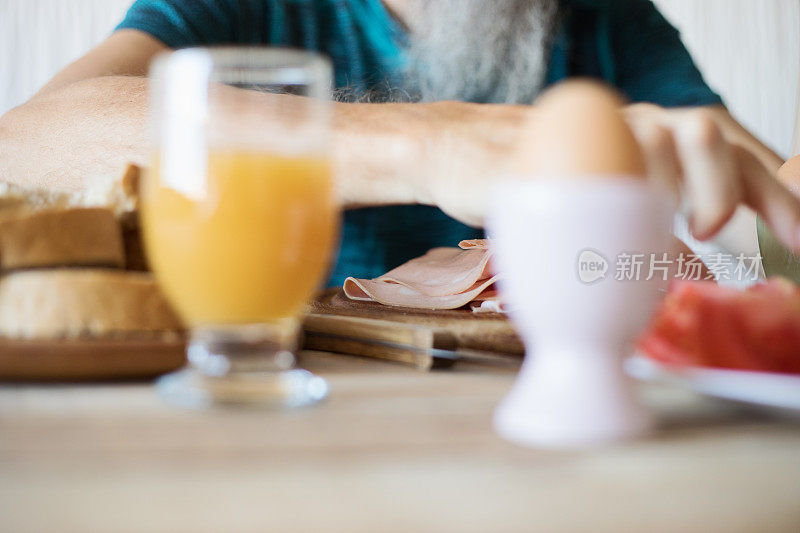 早餐――水煮鸡蛋配意大利腊肠，特写