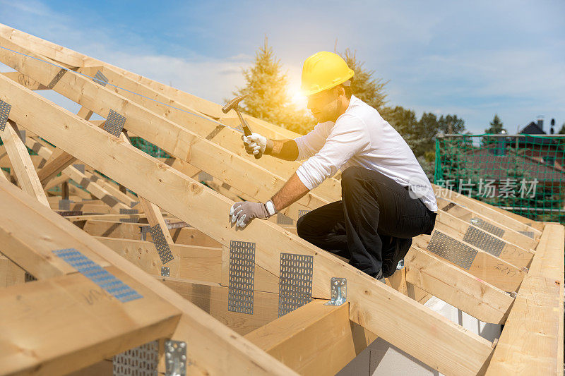 建筑工业。屋顶木匠在屋顶上工作