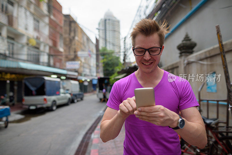 年轻英俊的旅游男子的肖像探索周围的城市曼谷泰国