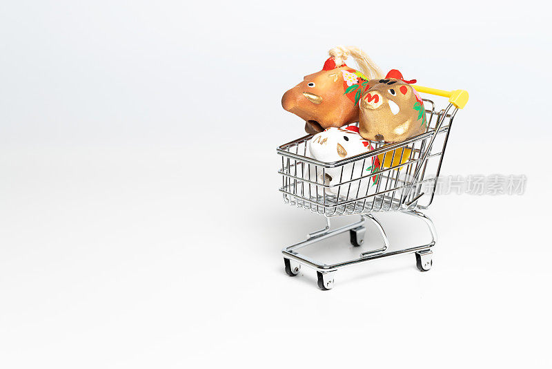公猪和购物车的娃娃。日本的新年卡片。