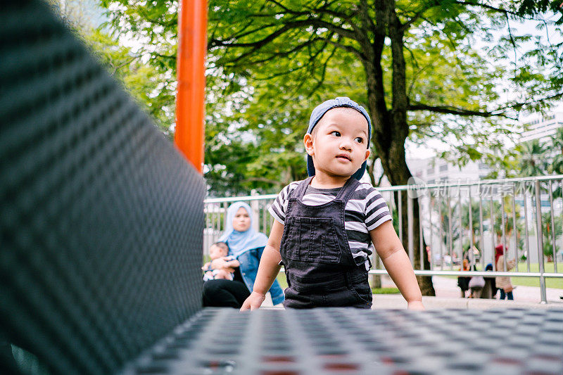 马来西亚幼童在公共游乐场玩耍