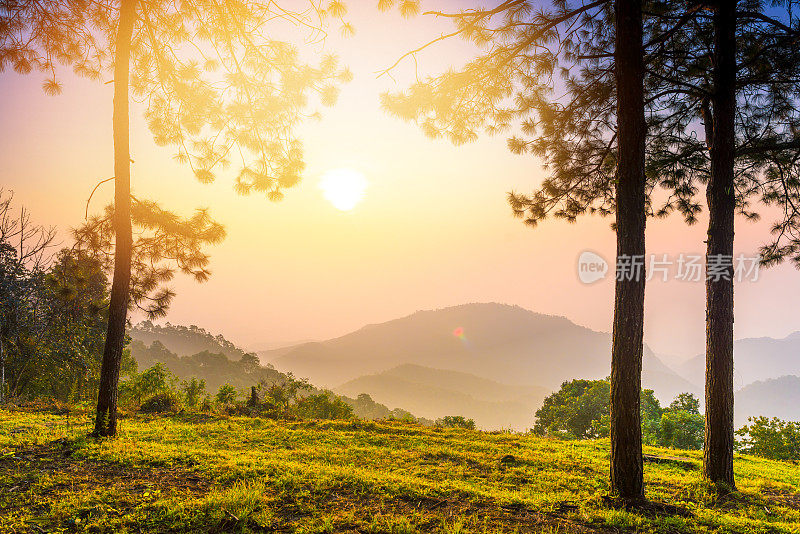 泰国北部的山景，日出和薄雾