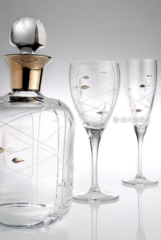 玻璃器皿选择与葡萄酒，香槟杯和滗水器在创造性的背景